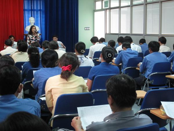 Đồng chí Bí thư trong buổi họp chi bộ đảng nhà máy TL Khatoco Khánh Hòa